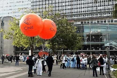 Ballon publicitaire hélium CNI lors de la manifestation des infirmiers le 8 novembre 2016 à Paris.
